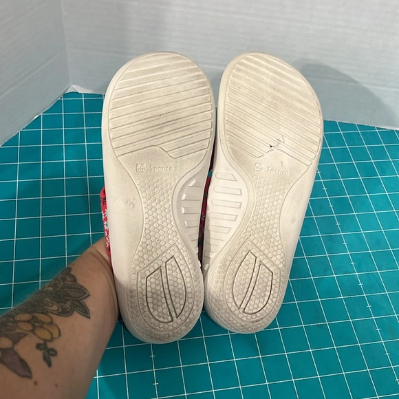 Red Floral Spenco Yumi Style Orthotic Flip Flops - Picture 8 of 10